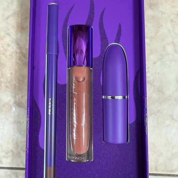 Beauty Creations x Louie Castro “Fuego” Lip Kit in Bold Purple - Picture 3 of 5